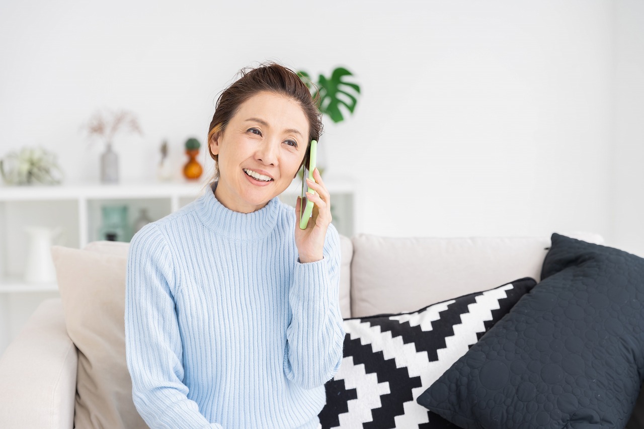 電話を掛ける女性