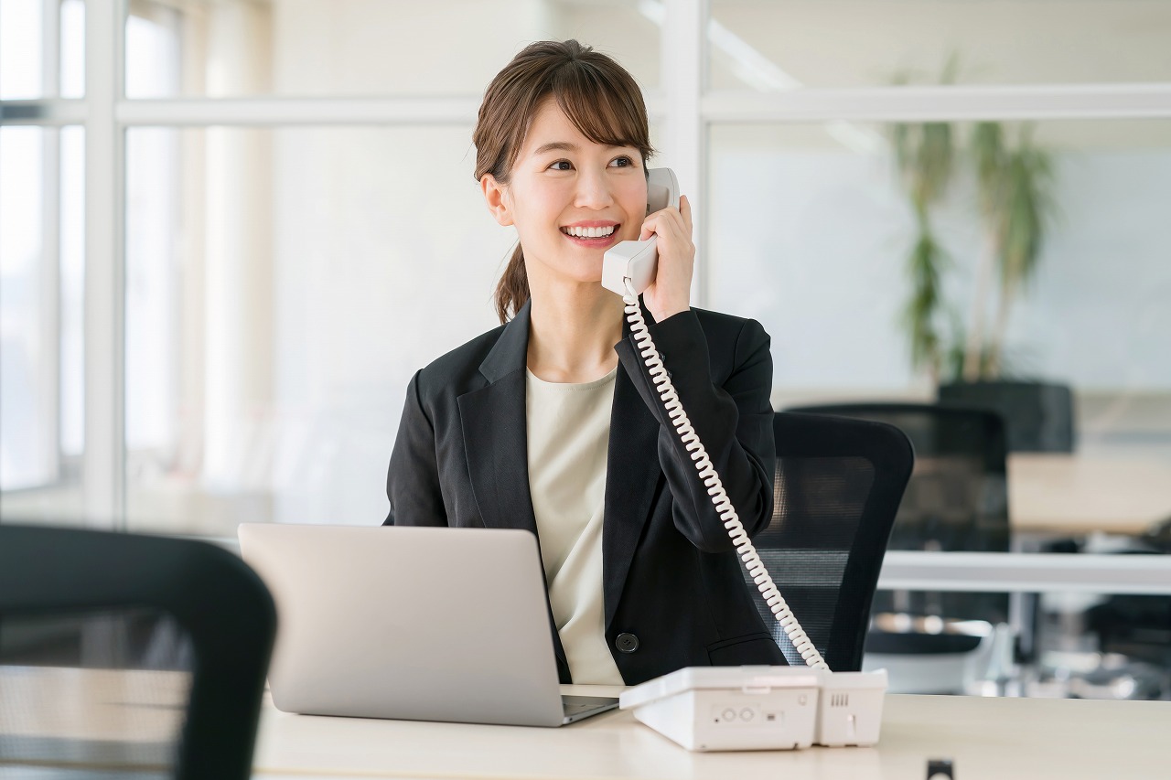 電話対応をする女性