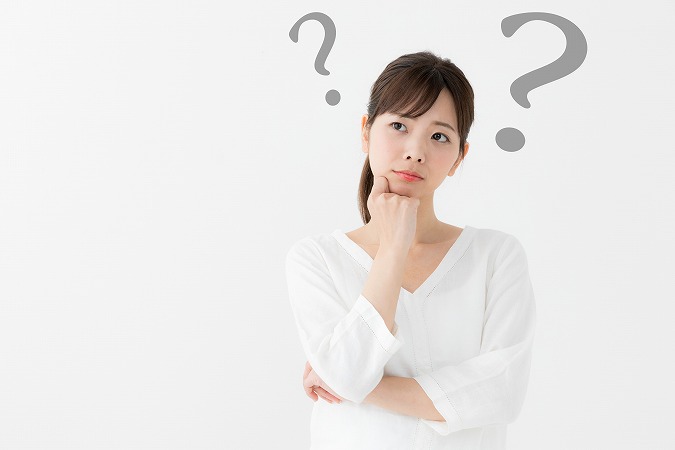 考える女性