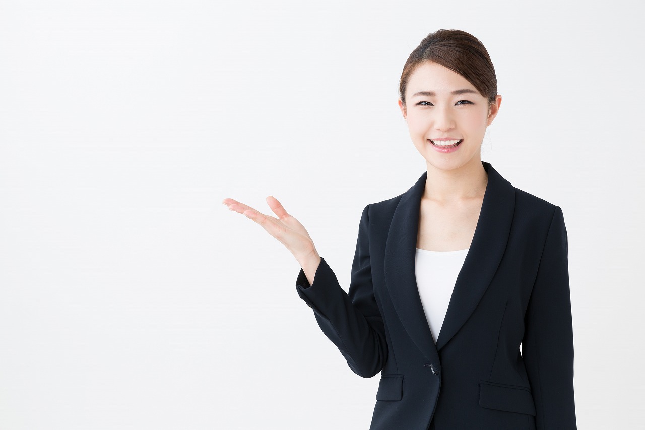 案内する女性・スーツ